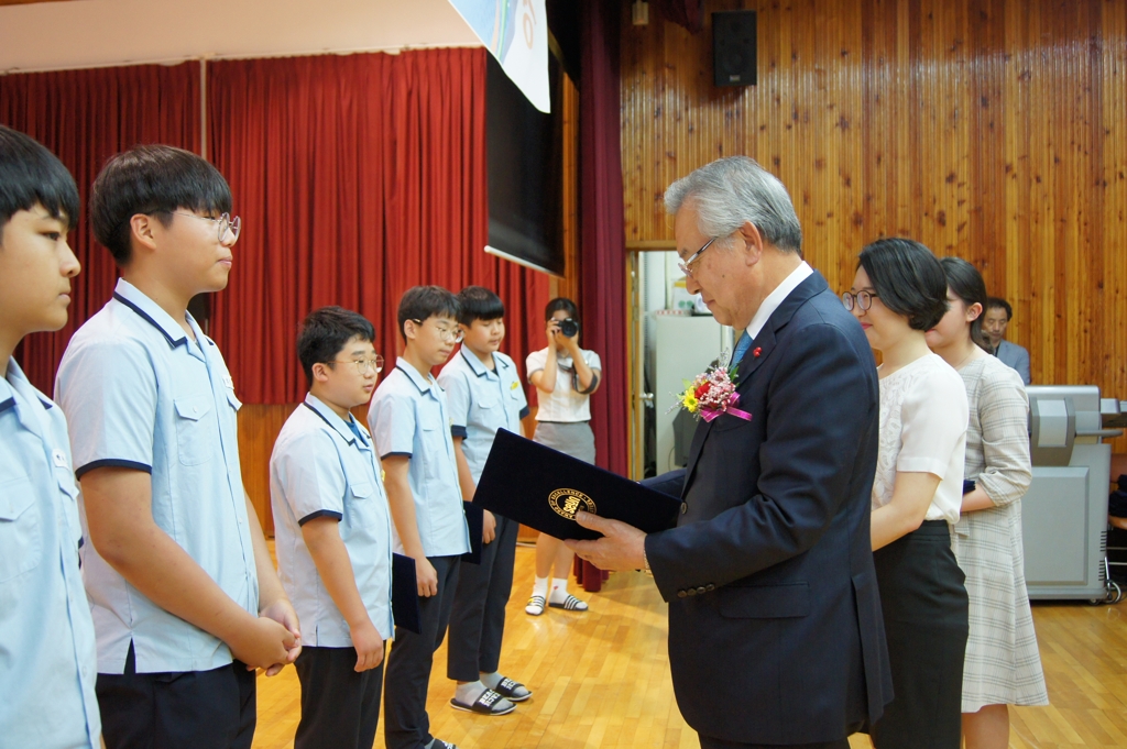 신정택 회장, 모교에 장학금 전달