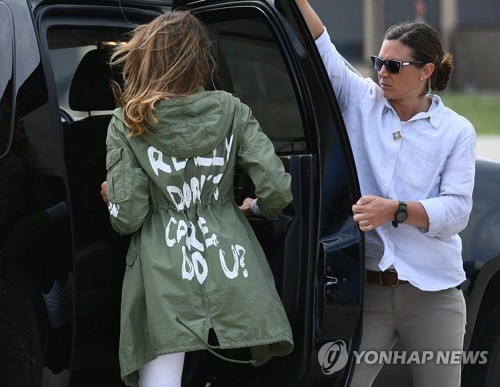 이민자 아동수용시설 방문길에 '난 상관 안해'라고 적힌 옷을 입은 멜라니아 트럼프