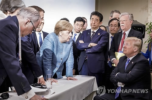 G7 정상회의서 팔짱낀 트럼프 미국 대통령과 탁자 누르는 메르켈 독일 총리