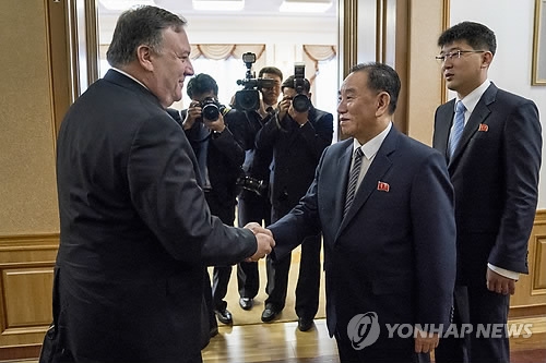(평양 AP=연합뉴스) 마이크 폼페이오 미국 국무장관(왼쪽)과 김영철 북한 노동당 부위원장 겸 통일전선부장(오른쪽 두 번째)이 7일(현지시간) 북한 평양의 백화원 영빈관에서 이틀째 회담을 시작하기 전 악수하고 있다. lkm@yna.co.kr