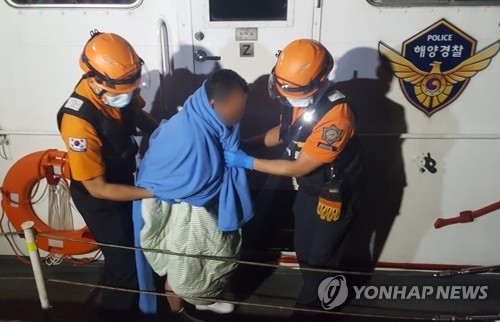 군산 어선 전복사고 선원 구조