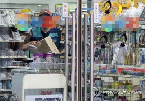 서울의 한 편의점 매장에서 직원이 업무를 보는 모습