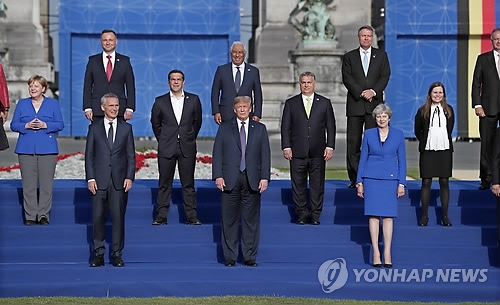 기념사진 찍는 나토 정상들
