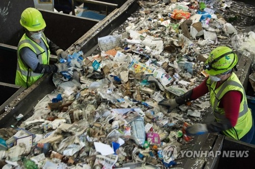 재활용 쓰레기 골라내는 미국 '웨이스트 매니지먼트' 공장 근로자들