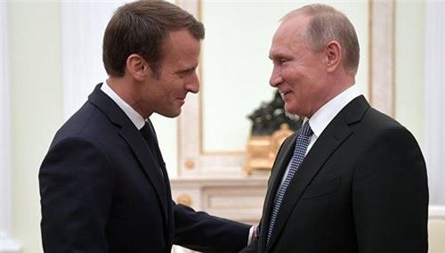 방러한 마크롱 프랑스 대통령(왼쪽)과 만난 푸틴 러시아 대통령. [리아노보스티=연합뉴스]