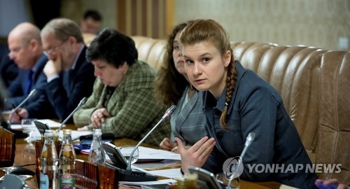 러시아 비밀요원으로 활동한 혐의로 체포된 마리아 부티나(오른쪽)