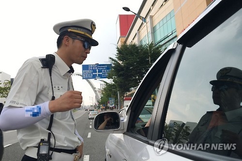 폭염 속 교통경찰관 [연합뉴스 자료사진]