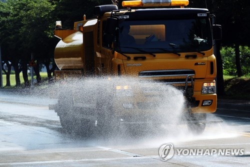 뜨거워진 도로에 물 뿌리는 살수차(계룡=연합뉴스) 양영석 기자 = 19일 폭염특보가 내려진 충남 계룡지역 한 도로에 살수차가 물을 뿌리며 지나고 있다. 2018.7.19youngs@yna.co.kr