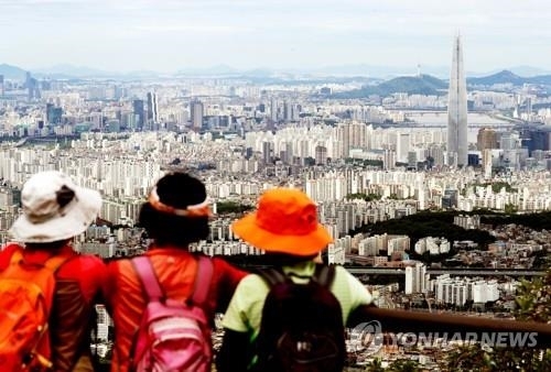 기능성 의류를 입은 등산객들