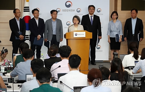 대입 개편 공론화 결과 발표(서울=연합뉴스) 김승두 기자 = 김영란 공론화위원회 위원장이 3일 서울 세종로 정부서울청사에서 대입제도 개편 공론화 결과를 발표하고 있다. 2018.8.3 kimsdoo@yna.co.kr