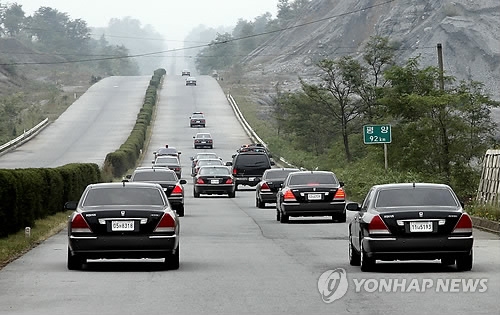 지난 2007년 10월 2일 남북정상회담을 위해 방북한 노무현 전 대통령의 차량 행렬이 개성~평양간 고속도로를 달리고 있는 모습. [연합뉴스 자료사진]