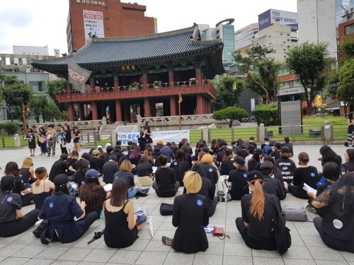 여성 125명 '낙태약 복용' 퍼포먼스