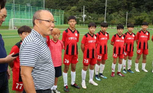 고향에서 후배 축구단 만나는 박항서 감독