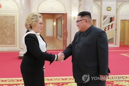 (서울=연합뉴스) 김정은 북한 국무위원장이 정권수립 70주년을 맞아 평양을 방문한 발렌티나 마트비옌코 러시아 상원의장과 지난 8일 노동당 중앙위원회 본부청사에서 만났다고 조선중앙TV가 9일 보도했다. 2018.9.9