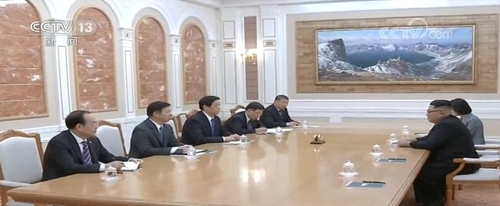 김정은 북한 국무위원장을 만난 리잔수 중국 전인대 상무위원장