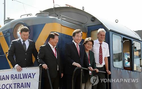 시베리아횡단 급행화물열차 현장 찾은 이낙연 총리