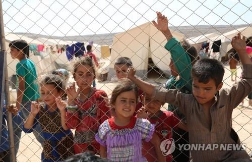 집을 떠나 터키 국경 근교의 캠프에 수용된 시리아 어린이들[AFP=연합뉴스]