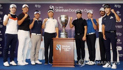 '멋진 경기 기대하세요' (인천=연합뉴스) 윤태현 기자 = 12일 오전 인천시 서구 베어즈베스트 청라 골프클럽에서 열린 '한국프로골프(KPGA)투어 신한동해오픈 기자회견'에서 주요 출전 선수들이 기념촬영을 하고 있다. 신한동해오픈은 13일부터 나흘간 이곳에서 열린다. 왼쪽부터 송영한, 안병훈, 박상현, 양용은, 리처드 리, 김경태, 가간지트 불라, 장이근. 2018.9.12 tomatoyoon@yna.co.kr(끝)