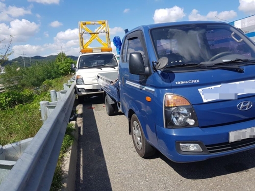 사고차량 막아선 화물차