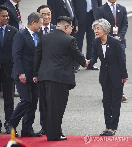 강경화 외교부 장관과 인사하는 김정은 위원장