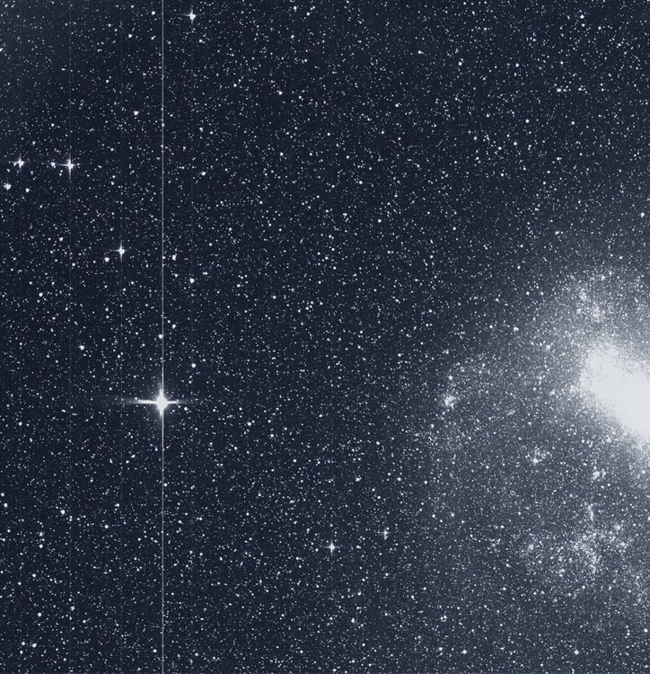 테스가 지난 8월7 전송한 대마젤란운(오른쪽)과 R Doradus 항성(왼쪽 빛나는 부분)
