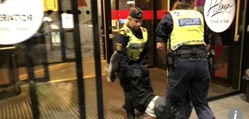 중국인 관광객이 스웨덴 경찰에 의해 호스텔에서 쫓겨나는 모습