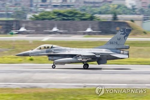 6월 4일 대만 화롄공군기지에 있는 F-16기 