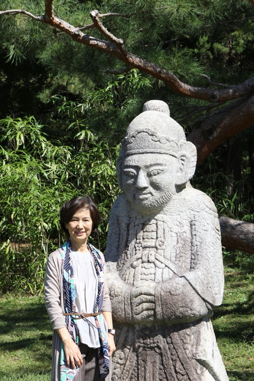 (아산=연합뉴스) 박상현 기자 = 온양민속박물관 석물 옆에 선 김은경 관장.