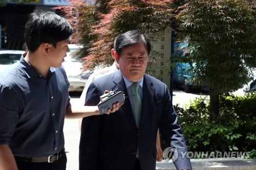 법원 들어서는 최경환 의원