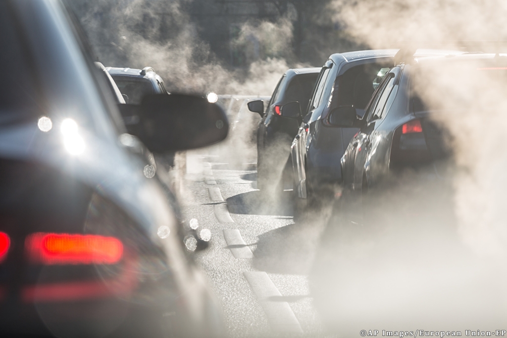 CO2 배출하는 자동차들 [유럽의회 홈페이지 사진 캡처]