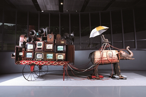 백남준, 코끼리 마차, 혼합매체, 293×633×153cm, 1999∼2001