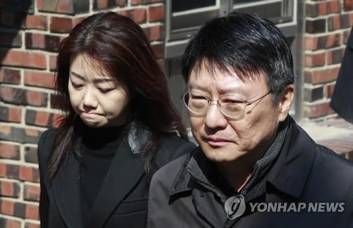 굳은 표정의 박지만-서향희