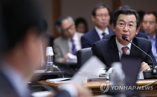 답변하는 김헌정 헌재사무처장