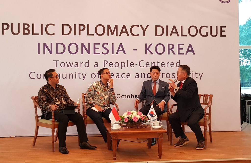 토론하는 한국·인도네시아 전문가들