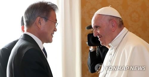 얼굴을 맞댄 문재인 대통령과 프란치스코 교황 