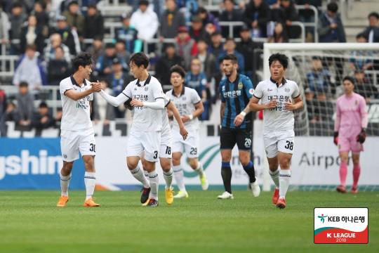 대구 선수들이 인천전에서 상대 자책골로 1-0 리드를 잡자 기뻐하고 있다.