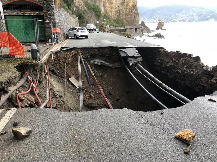 이탈리아 고급 휴양지 포르토피노로 연결되는 도로 일부가 30일 폭우로 끊긴 모습 [ANSA통신] 