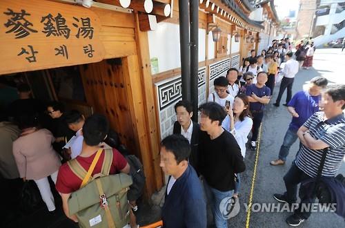 삼계탕집에 몰린 중국인 관광객