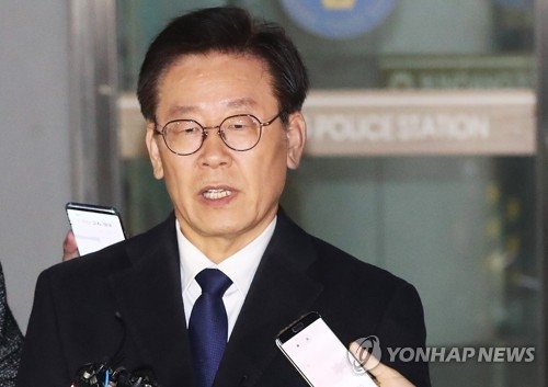 질문에 답하는 이재명 경기지사(성남=연합뉴스) 홍기원 기자 = 이재명 경기도지사가 29일 오후 경기도 성남시 분당경찰서에서 '친형 강제입원', '여배우 스캔들', '조폭 연루설' 등 자신을 둘러싼 각종 의혹과 관련 조사를 마친 후 나와 취재진 질문에 답하고 있다. 2018.10.29 xanadu@yna.co.kr(끝)