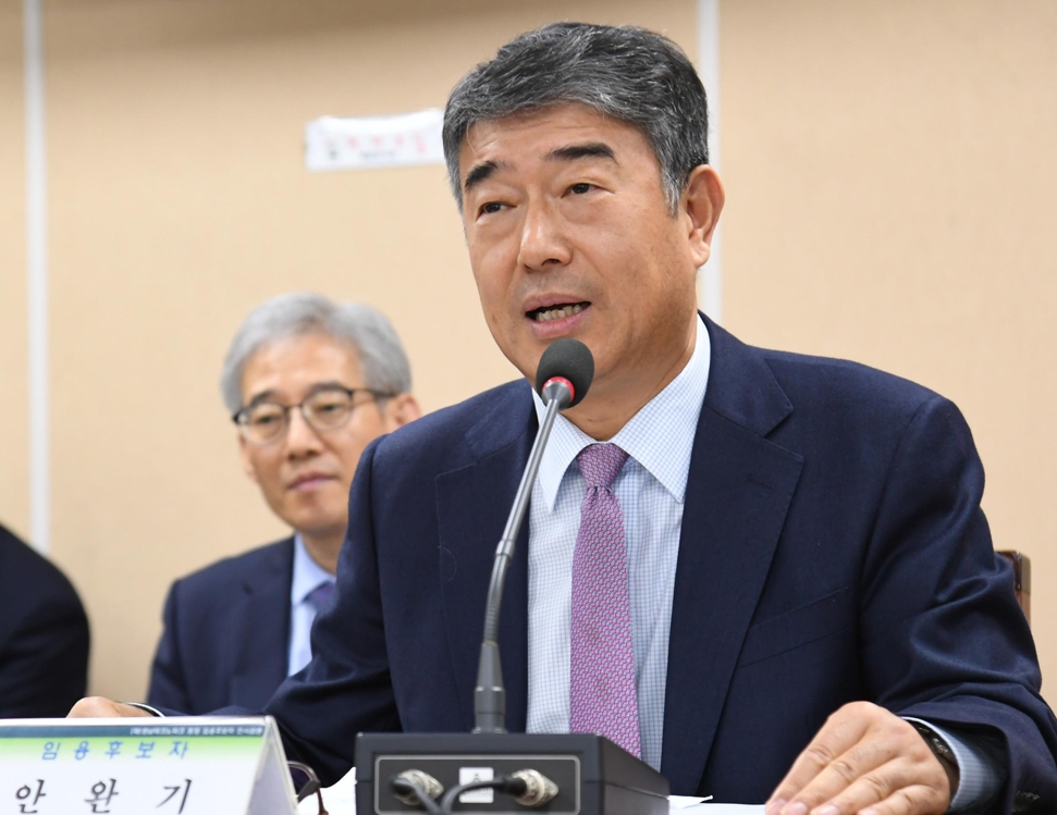 인사 검증받는 안완기 경남테크노파크 원장
