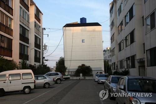 기우뚱한 아파트