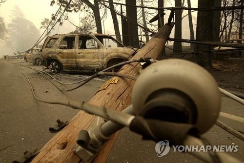 뼈대만 남은 가옥과 전소한 차량