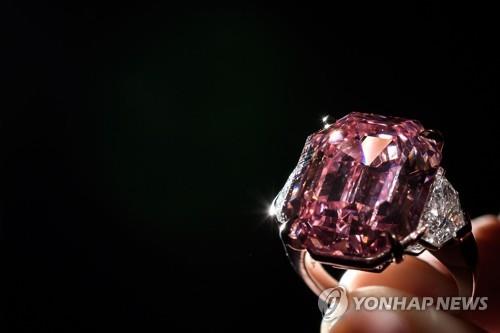 13일(현지시간) 제네바에서 열린 크리스티 경매에서 574억 원에 낙찰된 '핑크 레거시' 다이아몬드 [AFP=연합뉴스]
