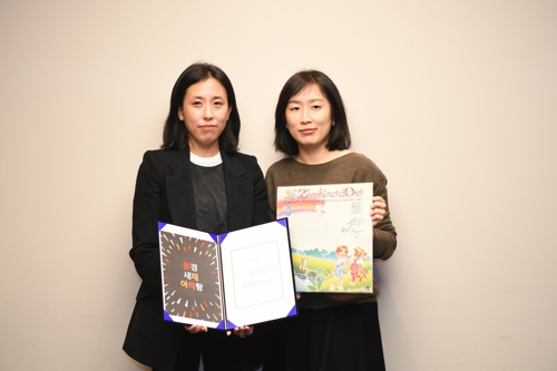 아리랑 음반을 기증한 홍이경·홍이진 자매