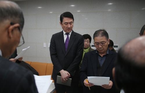 원폭 피해자 만난 빅히트 엔터테인먼트 관계자(왼쪽)