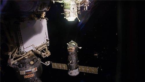 도킹하는 프로그레스 우주화물선(오른쪽 아래). 자료사진. [리아노보스티=연합뉴스]