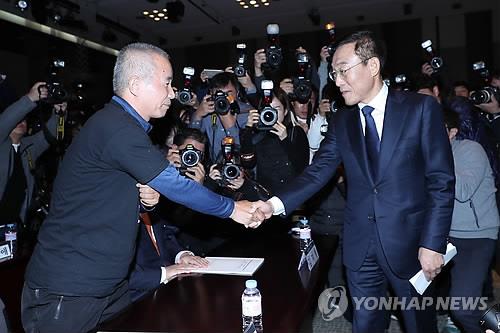 악수하는 삼성 김기남 대표이사와 반올림 황상기 대표