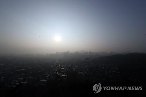 미세먼지에 휩싸인 서울 하늘