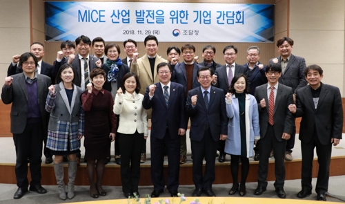 기념촬영 하는 박춘섭(앞줄 왼쪽 5번째) 조달청장과 관계자들