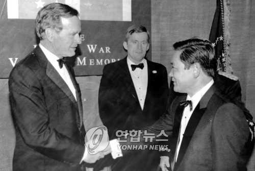 이건희 전 삼성그룹 회장이 1990년 5월 워싱턴에서 열린 한국전쟁기념관 건립 모금을 위한 리셉션장에서 조지 부시 미대통령과 만나 악수를 나누고 있다.//1990.5.2(워싱턴=연합뉴스)
